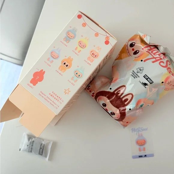 Pop Mart Have A Seat Labubu Zizi - Picture 2 of 9